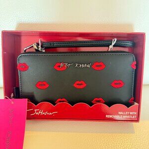 NWT BETSEY JOHNSON BOXED ZIP AROUND LIP EMBROIDERED WRISTELT WALLET BAG BLACK